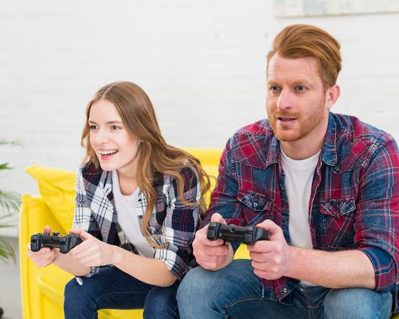 Jogadores reunidos no sofá jogando videogame em uma TV