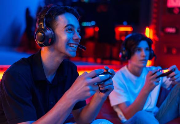 Cena colorida de jogo de plataforma clássico com personagem saltando, moedas e blocos