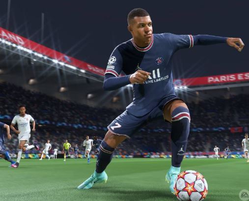 Pessoas jogando uma partida de futebol no videogame